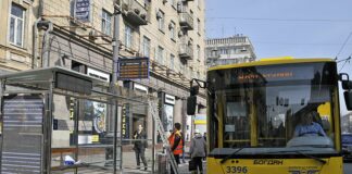 Зупинки громадського транспорту обладнають захисними стовпчиками - today.ua