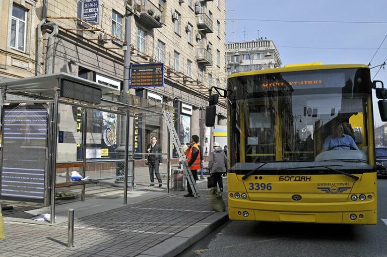Остановки общественного транспорта оборудуют защитными столбиками - today.ua