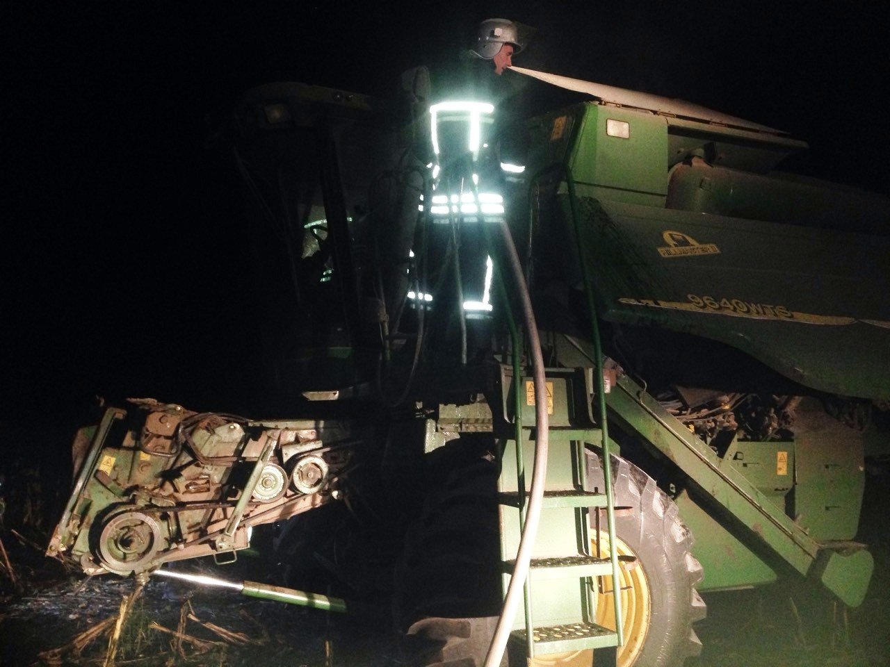 На Кіровоградщині під час збирання врожаю спалахнув комбайн (фото) - today.ua