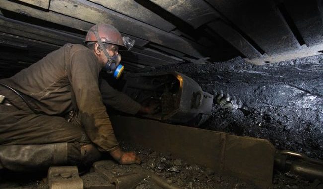 Больше недели луганские шахтеры сидят под землей - today.ua