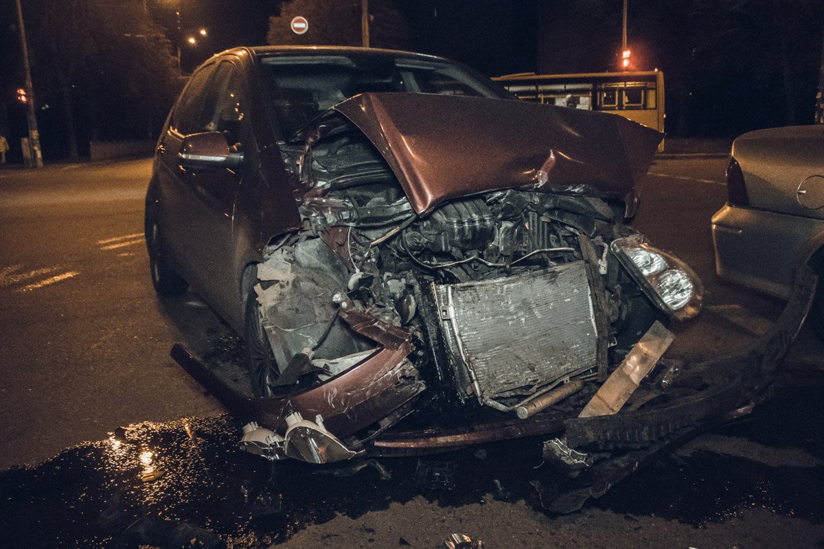 Жахлива ДТП у Києві: Opel протаранив Mercedes з дітьми (відео)