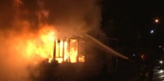  Пассажирский автобус полностью выгорел во Львове (видео) - today.ua