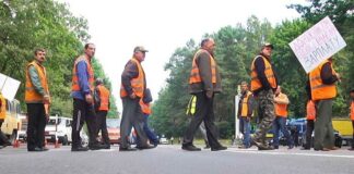 Из-за невыплаты зарплаты тернопольские автодоровцы перекрыли трассу  - today.ua