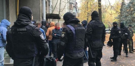 У центрі Києва затримали неповнолітніх з балаклавами, палицями та газовими балончиками  - today.ua