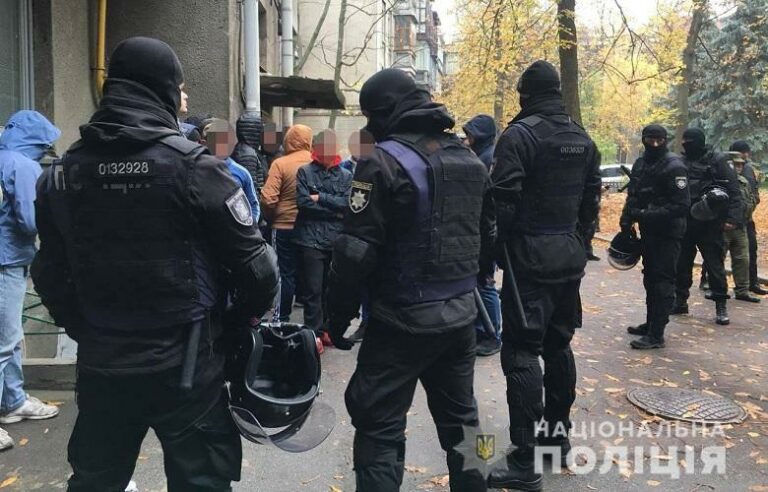 У центрі Києва затримали неповнолітніх з балаклавами, палицями та газовими балончиками  - today.ua