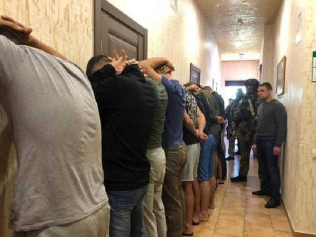 25 вооруженных мужчин задержали в одном из отелей Одессы (видео)