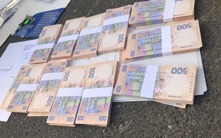 Корупція на митниці: на Вінничині начальник “наварився“ на 300 тисяч грн за розмитнення авто - today.ua