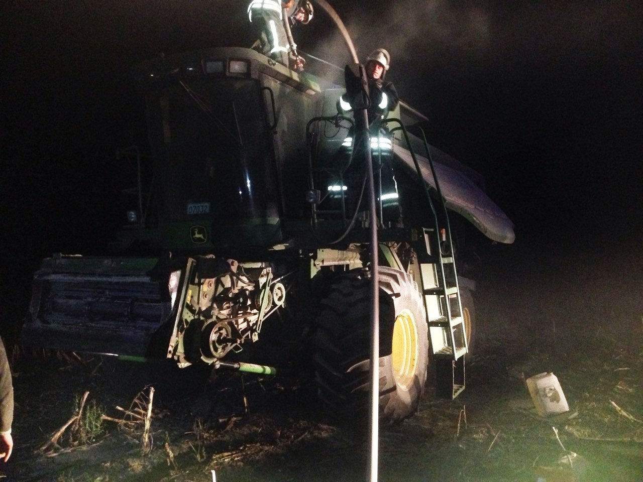 На Кіровоградщині під час збирання врожаю спалахнув комбайн (фото) - today.ua