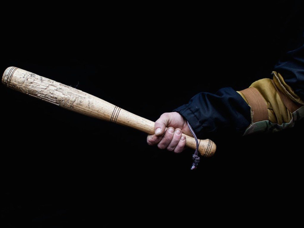 Розтрощили все: підлітки напали на київську електричку - today.ua