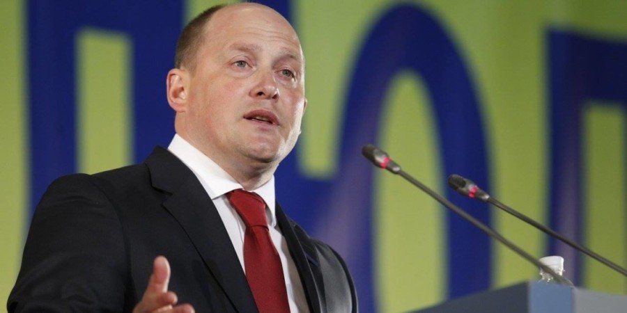 Митингующие облили фекалиями депутатов под Кабмином