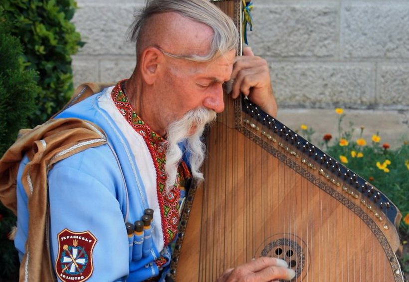 В Крыму спели украинские песни - почет непокоренным (видео)