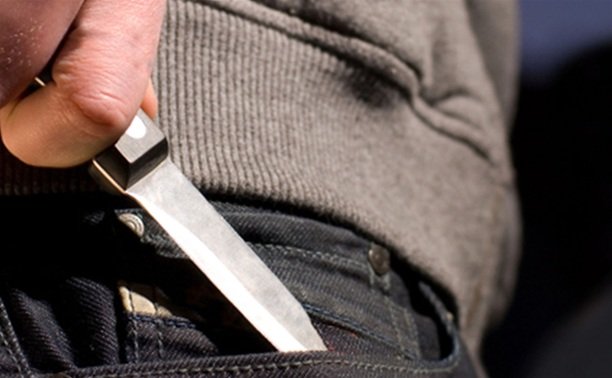 Приставляет нож: старшеклассник издевается над детьми в школе  - today.ua