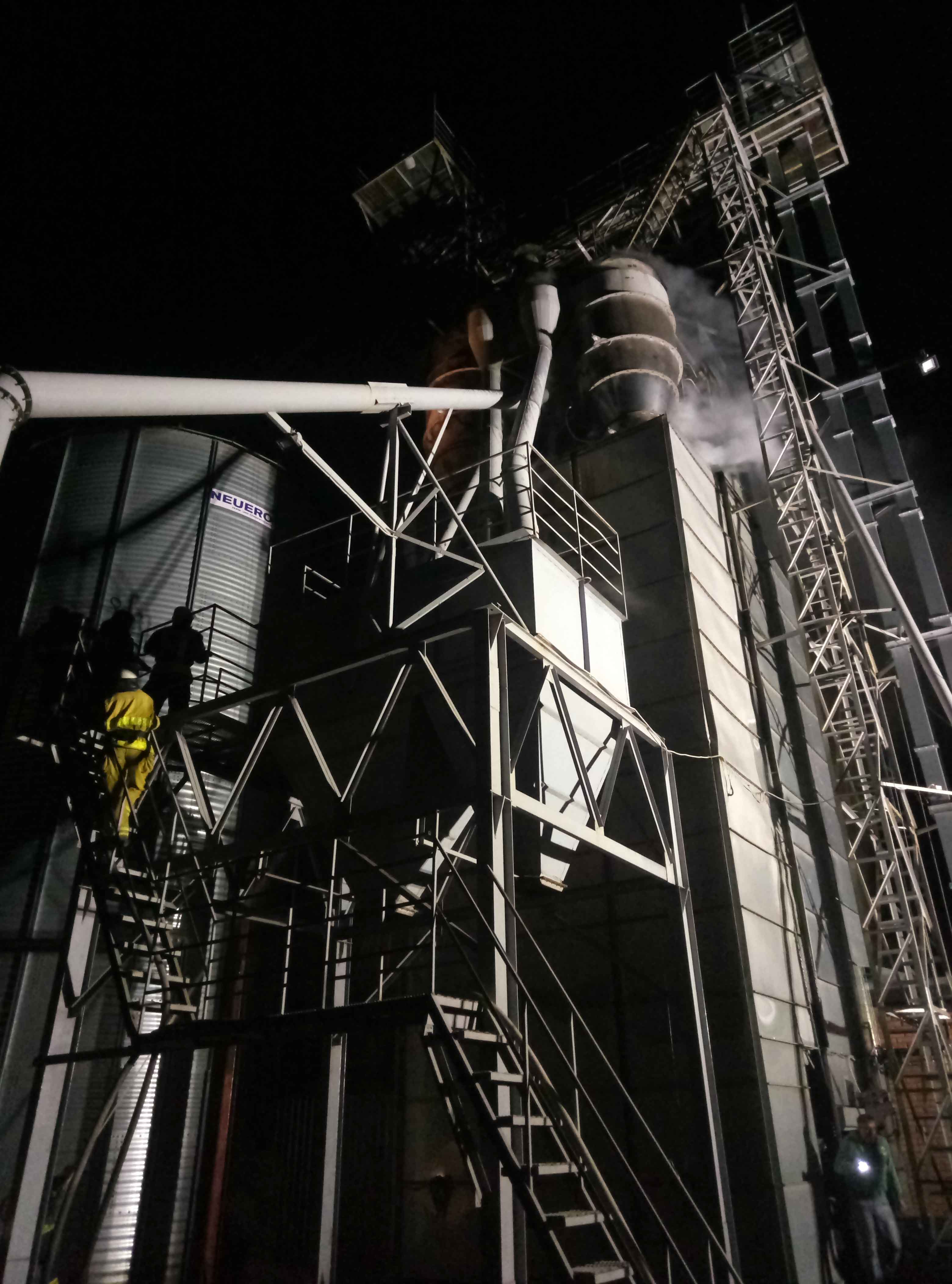 Масштабна пожежа під Києвом: вигоріли 15 тонн насіння соняшника - today.ua