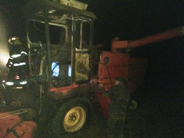 В поле во время уборки урожая згорел комбайн (фото) - today.ua