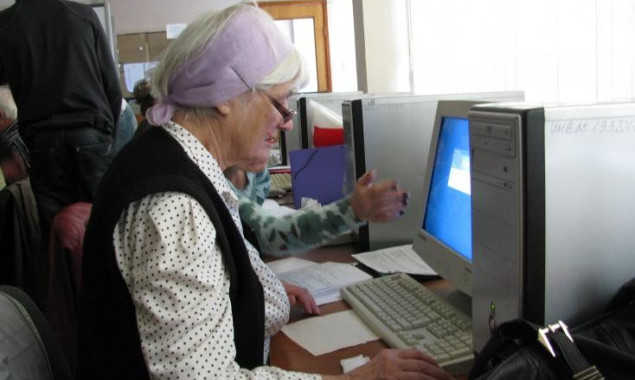 Киевских пенсионеров обучают оплачивать коммунальные услуги через Интернет - today.ua