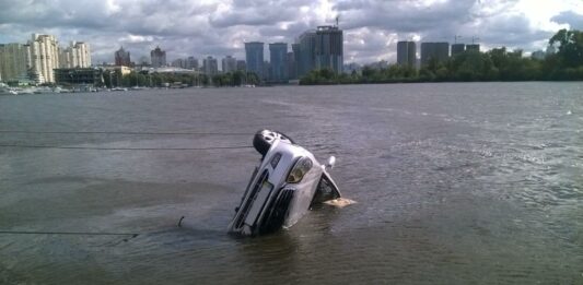 Из Днепра в Киеве подняли автомобиль вместе с мертвым водителем - today.ua