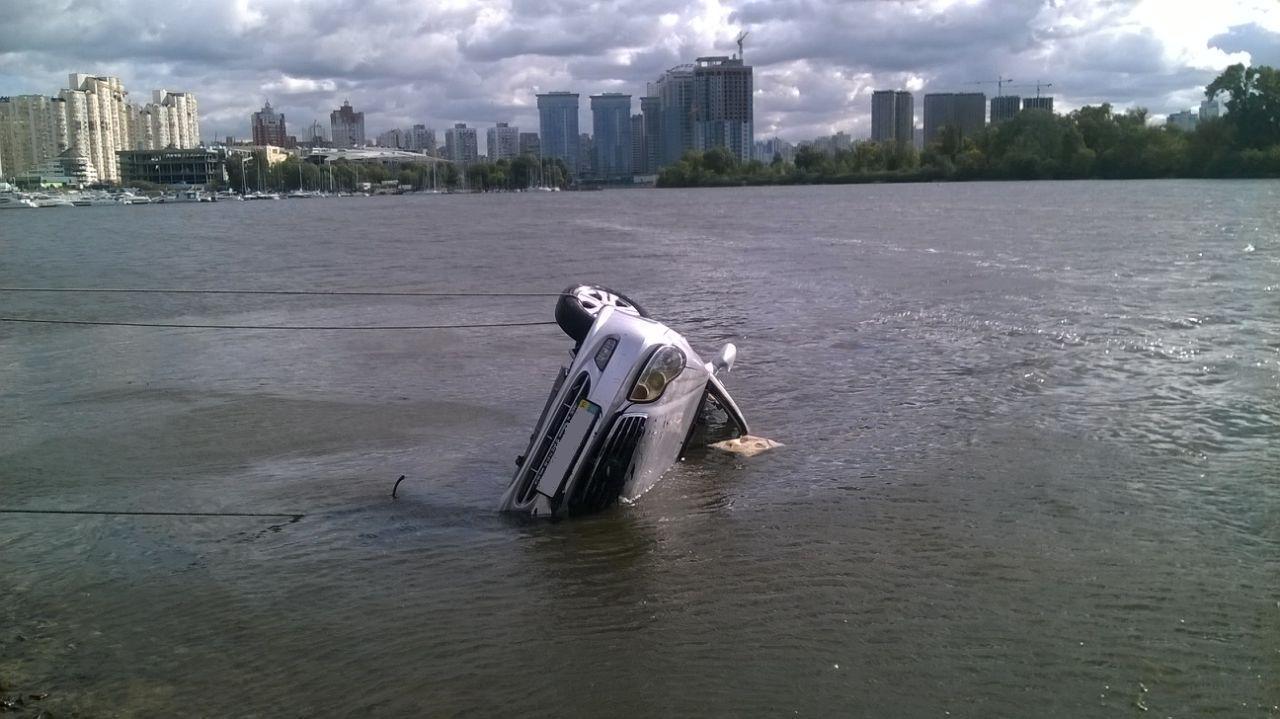 Из Днепра в Киеве подняли автомобиль вместе с мертвым водителем