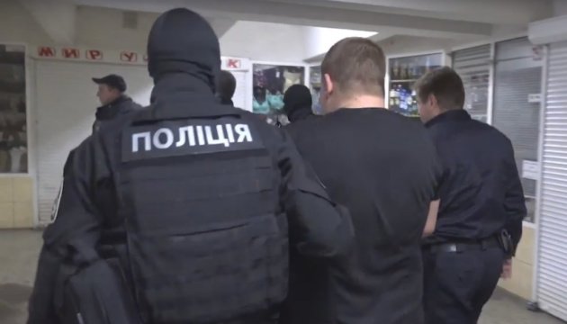 Били, таскали по полу и требовали деньги: копы в Харькове напали на пассажиров метро (видео) - today.ua