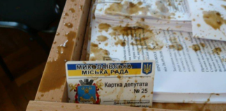 У міській раді Миколаєва депутатів облили фекаліями під виглядом кави (відео) - today.ua