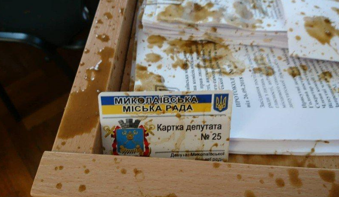У міській раді Миколаєва депутатів облили фекаліями під виглядом кави (відео) - today.ua