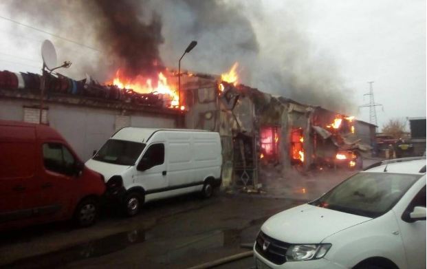 Масштабный пожар на СТО в Киеве: владельцы станции подсчитывают убытки - today.ua