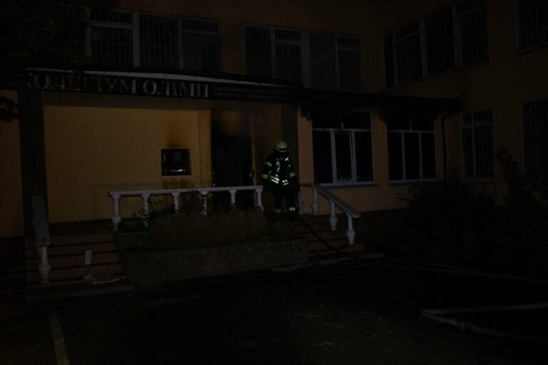 Неизвестные подожгли здание исполнительной службы в Киеве  - today.ua