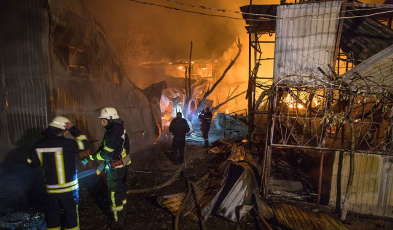 Масштабна пожежа в Одесі: згоріли десятки куренів  - today.ua