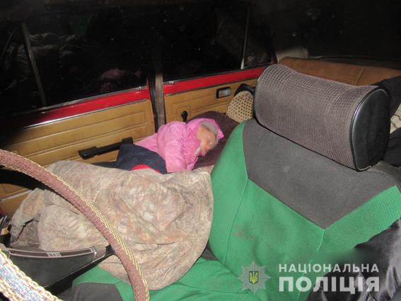 В Николаеве родители вместе с несовершеннолетним ребенком жили в автомобиле - today.ua