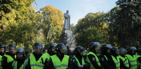 Аваков рассказал, как активисты пытались снести советские памятники в Киеве - today.ua