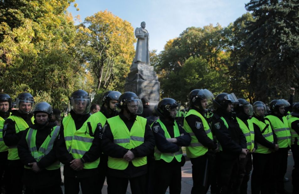 Аваков рассказал, как активисты пытались снести советские памятники в Киеве