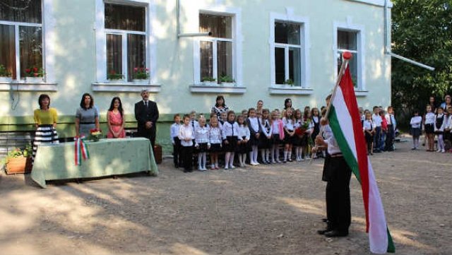 Венгрия выделит 5 миллиардов долларов украинским преподавателям  - today.ua