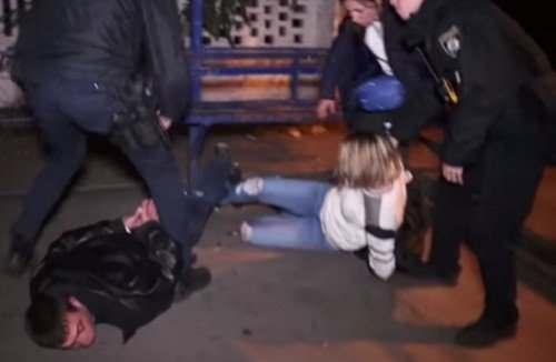 У столиці сталася сутичка між вагітною жінкою та копами (відео 18+) - today.ua