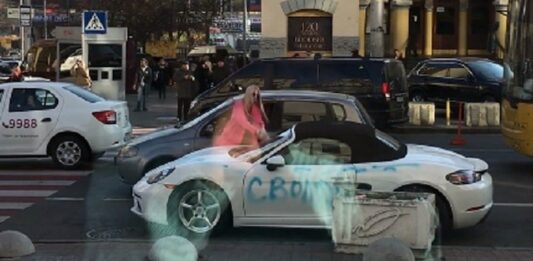 Викрито особистість блондинки, що порубала сокирою Porsche в центрі Києва - today.ua