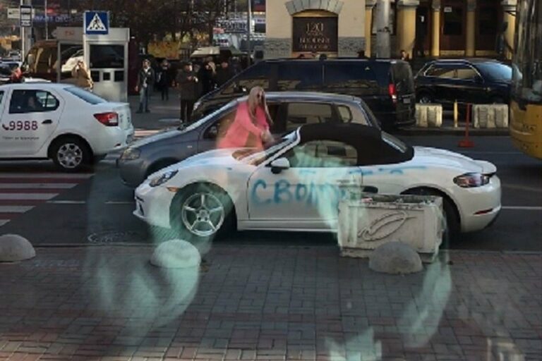 Раскрыта личность блондинки, которая изрубила топором Porsche в центре Киева - today.ua