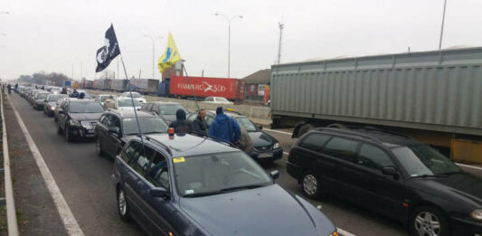 Празднуют победу: “евробляхеры“ добились своего - today.ua