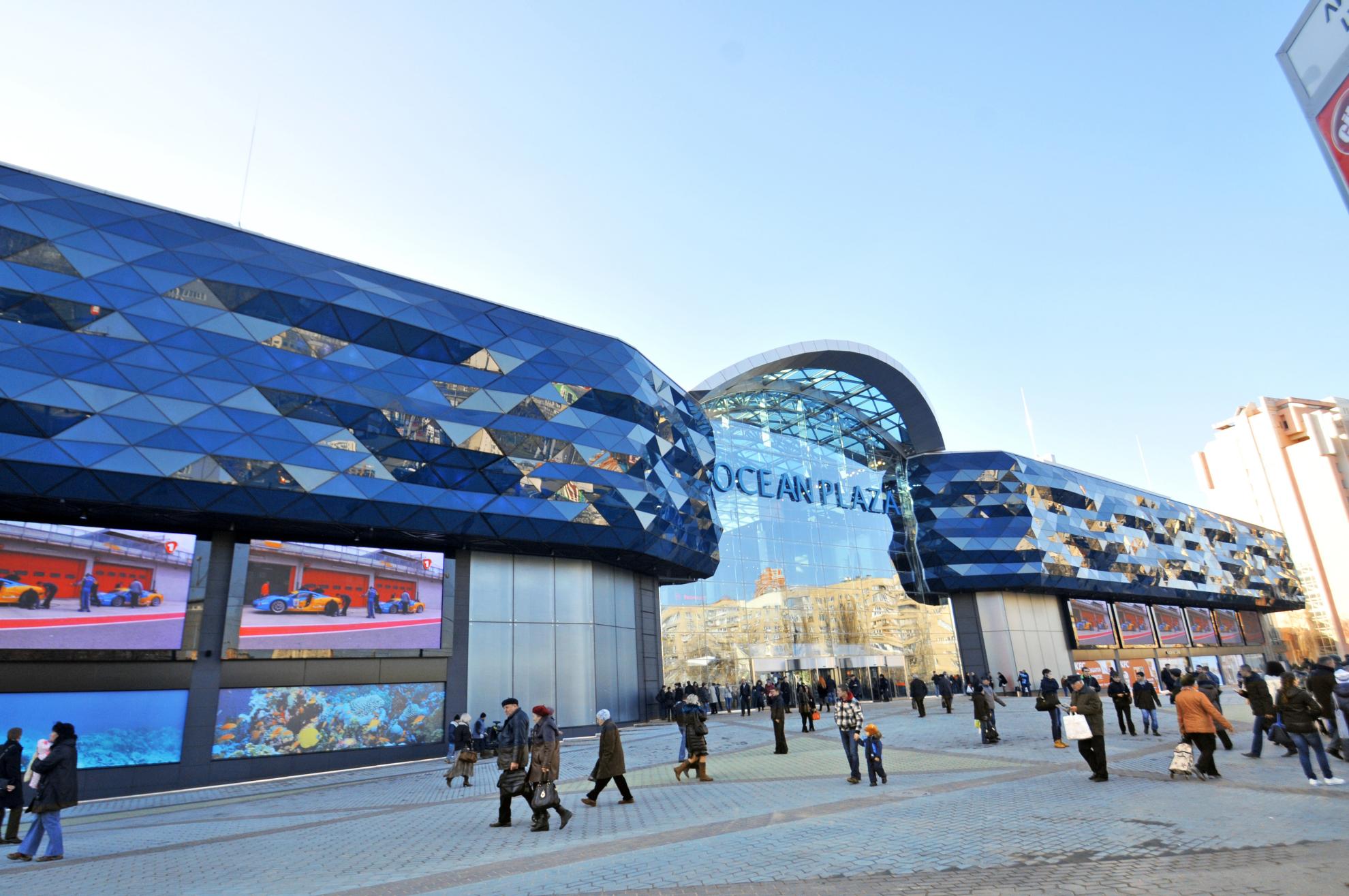 В Киеве сотня активистов блокирует ТРЦ Ocean Plaza