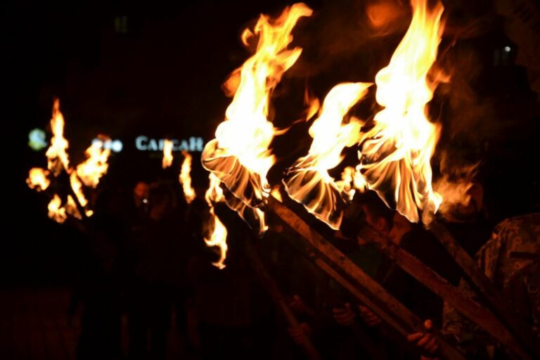 Факельное шествие в честь годовщины разгона Майдана: митингующие пойдут к зданию МВД - today.ua