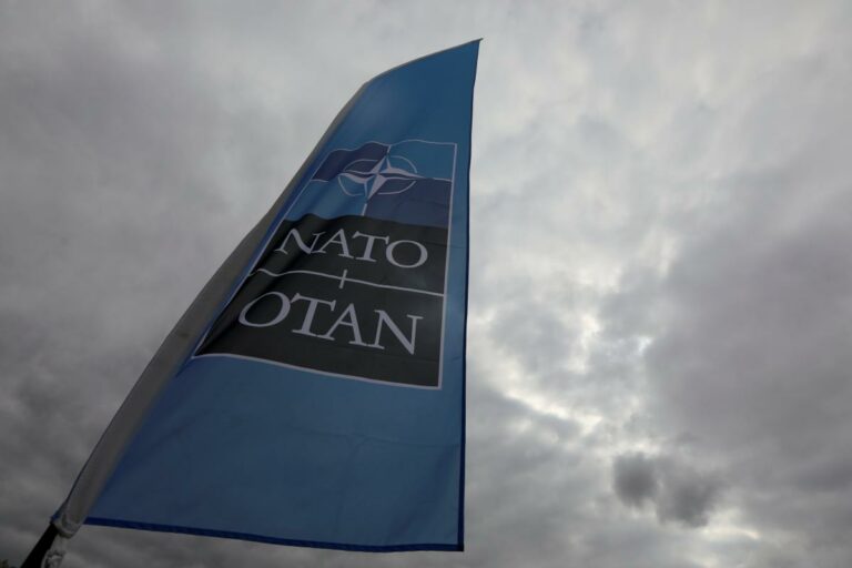 Россия устроила воздушную провокацию возле корабля НАТО - today.ua