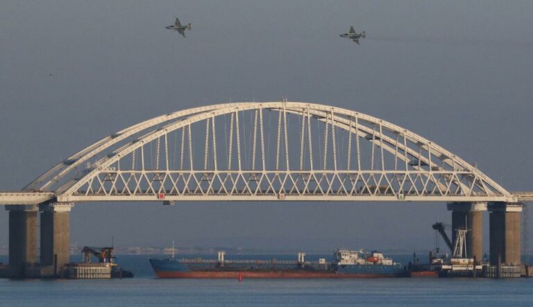 Біля Керченської протоки росіяни заблокували 20 цивільних кораблів - today.ua