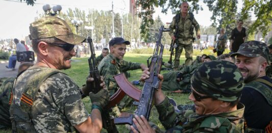 Российские военные массово отказываются воевать на Донбассе из-за низких зарплат, - разведка - today.ua