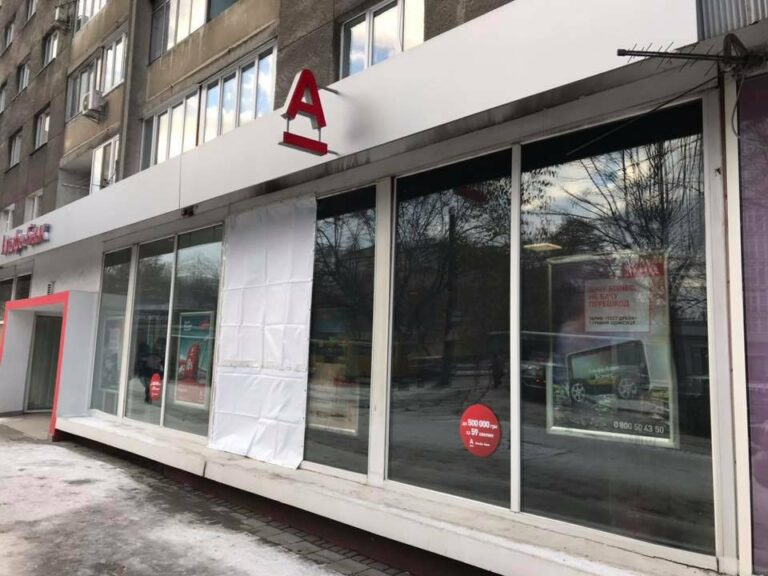 Ночью неизвестные подожгли два отделения российского банка - today.ua