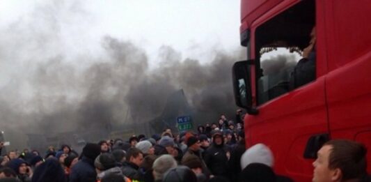 На границе с Польшей дальнобойщики прорвали кордон “евробляхеров“ - today.ua