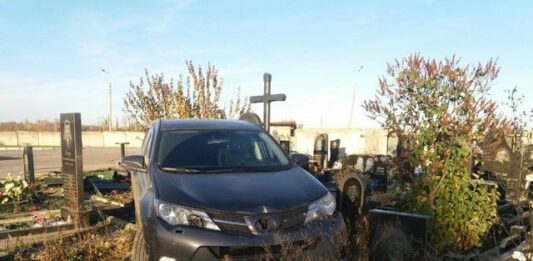 Джип харківського священика зруйнував 10 пам'ятників на кладовищі - today.ua