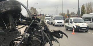 У Києві мікроавтобус протаранив поліцейський пост (фото) - today.ua