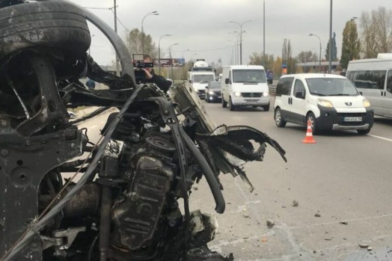 В Киеве микроавтобус протаранил полицейский пост (фото) - today.ua