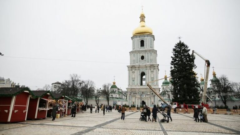 Столица готовится к Новому году: как украсят главную елку страны  - today.ua
