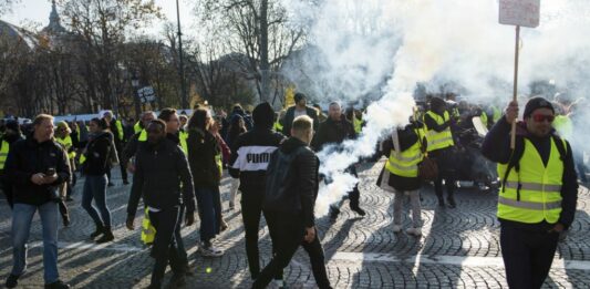 Французы восстали против Макрона: число пострадавших превысило 400 человек  - today.ua