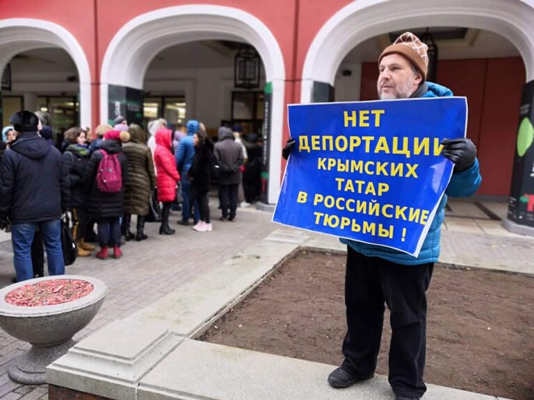 В Москве прошли одиночные пикеты с требованиями освободить Сенцова и прекратить репрессии против крымских татар - today.ua