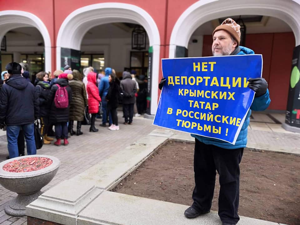 В Москве прошли одиночные пикеты с требованиями освободить Сенцова и прекратить репрессии против крымских татар