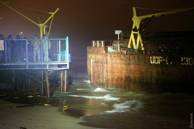 Российское контрабандное судно попало в аварию в Черном море - today.ua